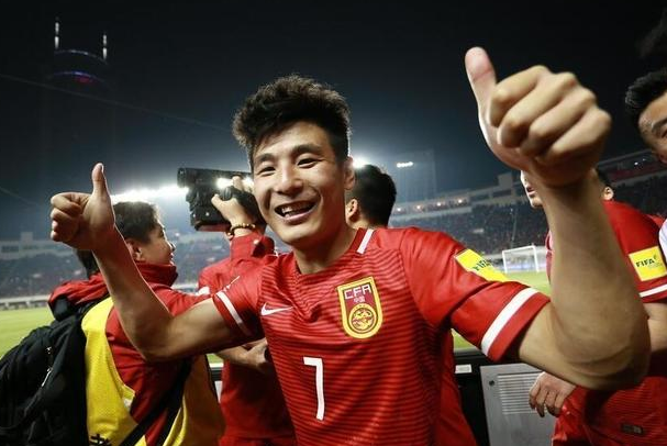  那不勒斯主场球迷助威营造恐怖主场氛围