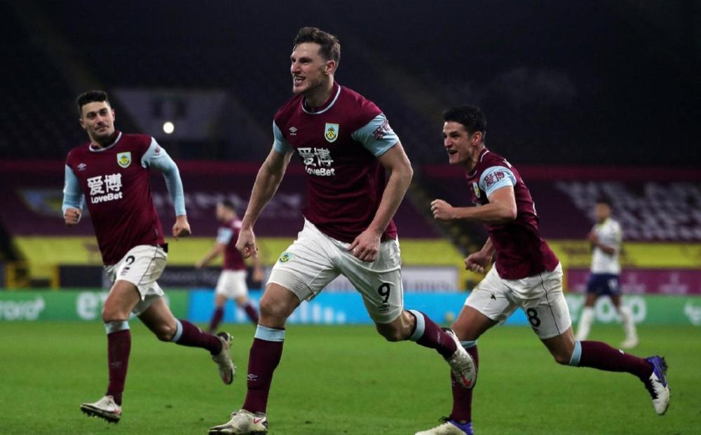  埃弗顿防守反击奏效客场爆冷击败曼联